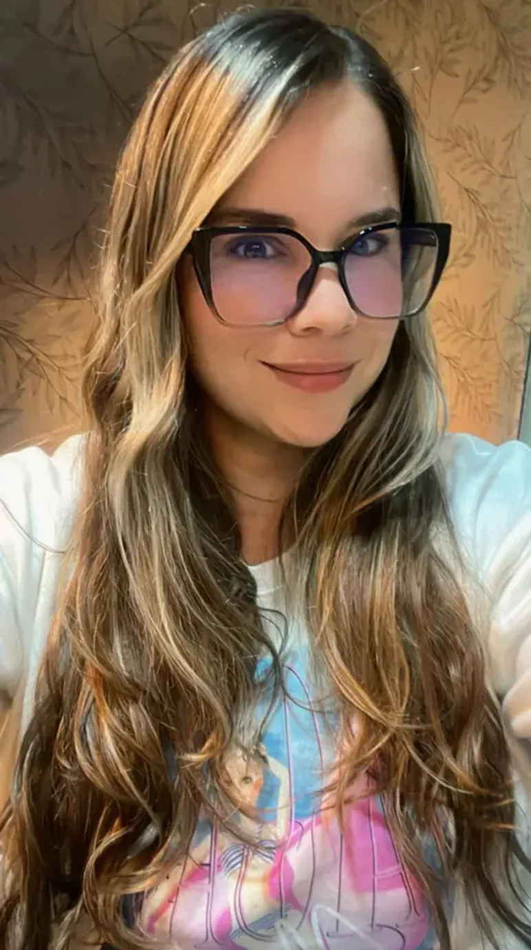 Ilustración de una persona sonriente con su psicóloga, representando bienestar y crecimiento personal